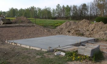 Bodenplatte fertig, Freibeete geschottert